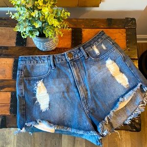 🌻Show Me Your MuMu high waisted Jean shorts 🌻